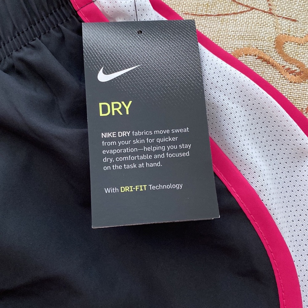 NWT NIKE DRY Women Short. Size S With DRI-FIT Technology.Black - Picture 2 of 3